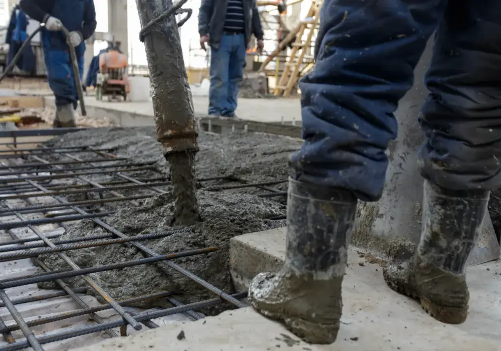 Ile kosztuje metr cementu? Poznaj ceny i ukryte koszty budowy