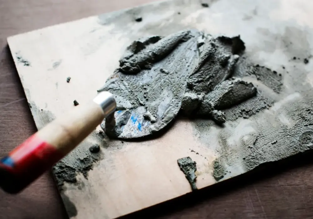 Jak usunąć stary klej z betonu: 5 skutecznych metod - poradnik