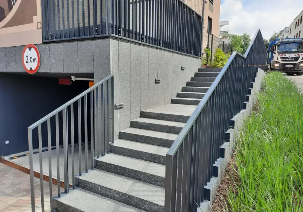 Jaki beton na schody zewnętrzne? Kluczowe informacje i porady