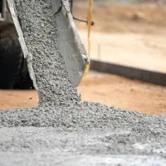 Beton z gruszki wylewany na plac budowy. Minimalna ilość betonu z gruszki, by stworzyć solidną podstawę.