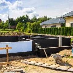 Jaką zaprawę na fundament wybrać, aby uniknąć problemów?