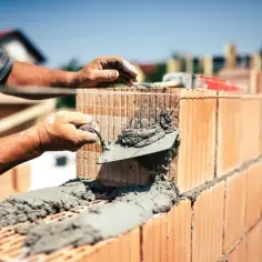 Jaki piasek do zaprawy cementowej? Kluczowe cechy i proporcje