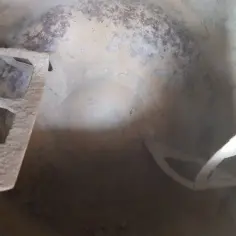 Wnętrze bębna betoniarki, gotowe do wymiany łożyska. Widoczne łopatki mieszające i ślady po betonie.