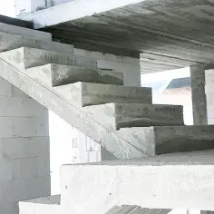 Surowe schody z bloczka betonowego wznoszą się w nowym budynku.