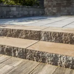 Schody z bloczków betonowych, jak wymurować je krok po kroku. Solidna konstrukcja i estetyczny wygląd.