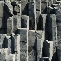 Słupy bazaltowe tworzą naturalną, geometryczną formację skalną.