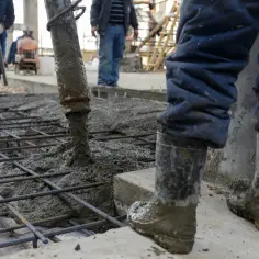 Ile kosztuje metr cementu? Poznaj ceny i ukryte koszty budowy