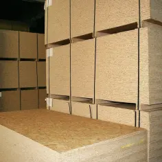 Duże stosy płyt OSB w magazynie. Materiał budowlany gotowy do użycia na poddasze.
