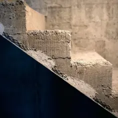 Surowe schody betonowe czekają na wykończenie. Pomysły, jak tanio wykończyć schody betonowe wewnętrzne, mogą obejmować malowanie lub okładziny.