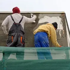 Ile metrów wychodzi z wiadra tynku? Sprawdź, jak to obliczyć!