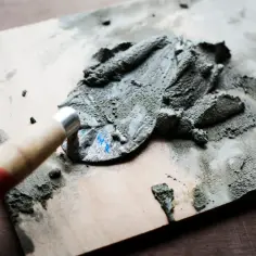 Jak usunąć stary klej z betonu: 5 skutecznych metod - poradnik