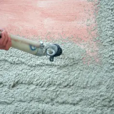 Czy tynk mineralny można nakładać pistoletem? Zalety i wady
