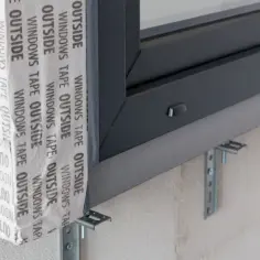 Szczegół ciepłego montażu po zamontowaniu okien. Taśma "WINDOWS TAPE OUTSIDE" zabezpiecza połączenie.