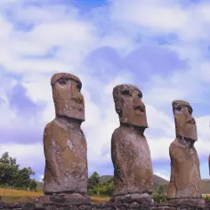 Rząd kamiennych posągów Moai na Wyspie Wielkanocnej. Każdy monolit, wyrzeźbiony z wulkanicznego tufu, patrzy w głąb lądu.