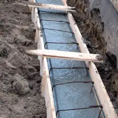 Zbrojenie w deskowaniu, gotowe do zalania betonem. Pamiętaj, że do jakiej temperatury można lać beton, zależy od jego składu i warunków.