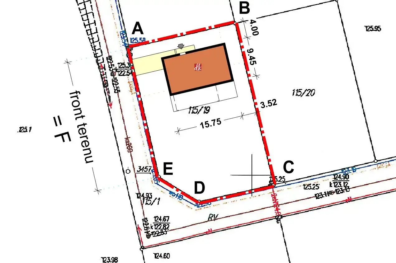 Plan działki z budynkiem. Widać granice działki (czerwona linia), budynek (brązowy prostokąt) i wymiary. Co to jest wz? To plan geodezyjny.