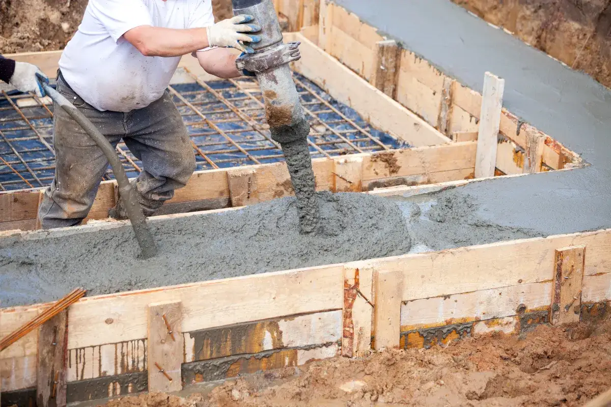 Chudziak, co to za budowa? Beton leje się do szalunków, powstaje fundament.