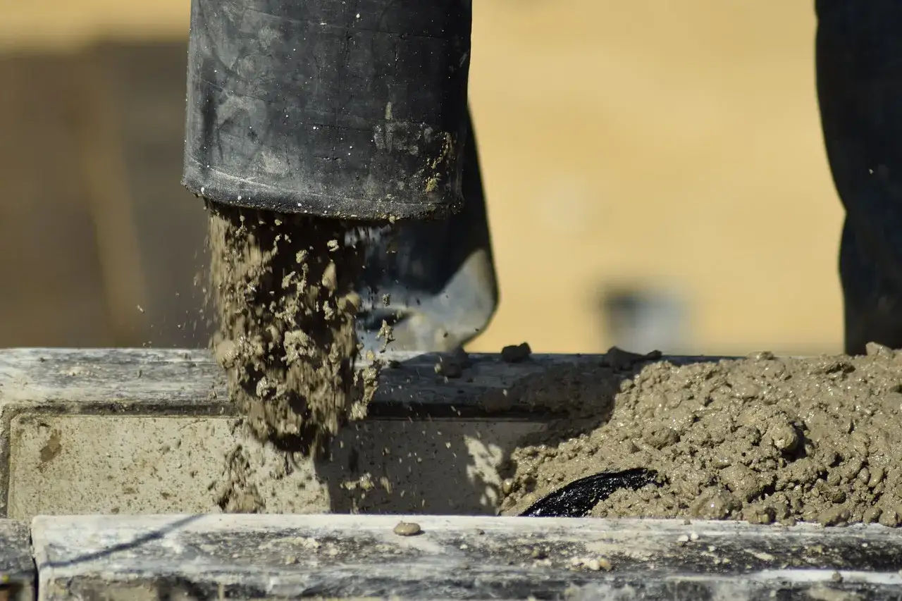 Beton z popiołem lotnym wylewany z węża.