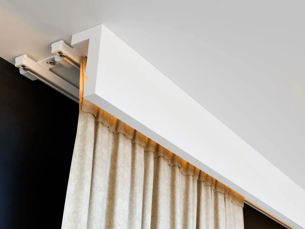 Nowoczesny karnisz sufitowy z ukrytą szyną i elegancką maskownicą. Piękne karnisz sufitowy aranżacje dla Twojego wnętrza.