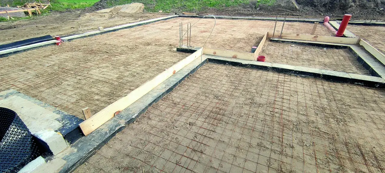 Fundament pod budowę domu, zbrojenie i szalunki gotowe do zalania betonem. To będzie solidny chudziak, co to za fundament!
