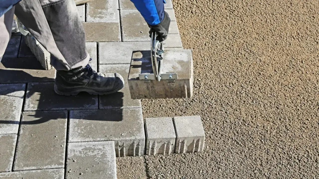 Zdjęcie Podsypka pod kostkę brukową: Idealna ilość cementu - Poradnik