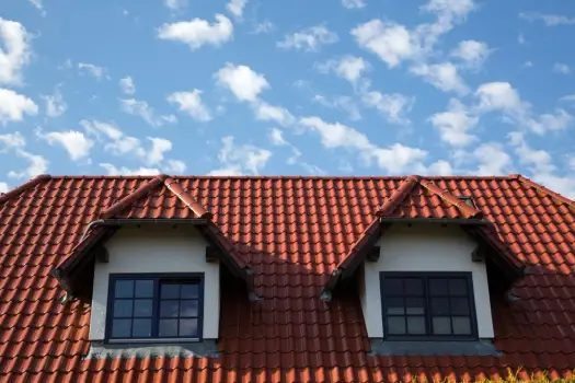 Dachówka betonowa czy ceramiczna - którą wybrać? Poradnik
